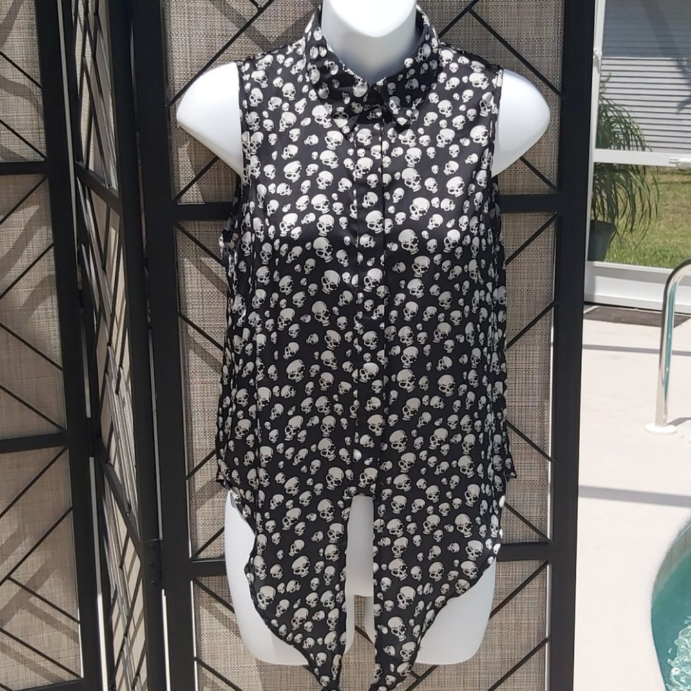 DEPRI SKULL BLOUSE  TIE AT WAIST SMALL SUPER CUTE.